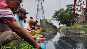 খালের দূষিত পানিতে  কাগজের নৌকা  ভাসিয়ে প্রতিবাদ