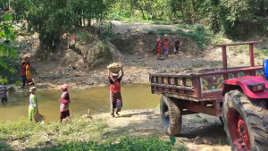 পাহাড়ি ছড়া-নদীতে বালুচক্রের থাবা