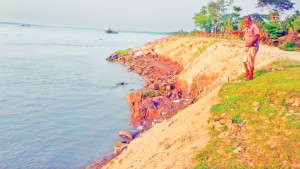 কচা নদীর স্রোতে ভাঙছে হাজার কোটির বেড়িবাঁধ