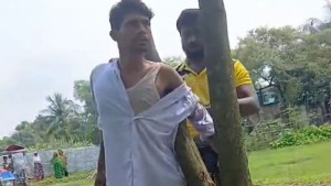 যুবদল নেতাকে গাছে বেঁধে রাখলেন স্থানীয়রা