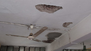 শ্রেণিকক্ষে ধসে পড়ল ছাদের পলেস্তারা