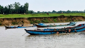 নিষেধাজ্ঞা অমান্য করে মহাদেও নদে  বালু উত্তোলন