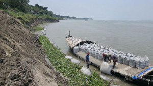 ভাঙন ঝুঁকিতে ফসলি জমি স্কুল মসজিদ, রক্ষা প্রকল্প নিয়ে প্রশ্ন