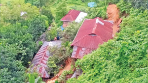 এখনও ঝুঁকি নিয়ে বাস  ২০ সহস্রাধিক মানুষের