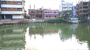চালু সড়ক বন্ধ করতে পুকুর ভরে হচ্ছে নতুন রাস্তা