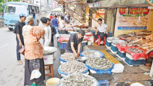 ফুটপাতে কাঁচাবাজার মানুষ হাঁটেন সড়কে