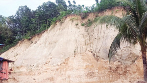 ২১ প্রাণহানির পরও থামেনি পাহাড় কাটা
