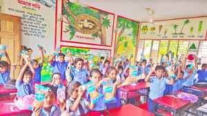 ক্ষুধামুক্ত ক্লাসরুমে মনোযোগী শিক্ষার্থী