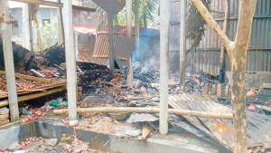 আহত ব্যক্তির মৃত্যুর জেরে একশ বাড়িতে ভাঙচুর