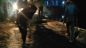 গভীর রাতে সড়কে কার্পেটিং পায়ের চাপে উঠে যাচ্ছে