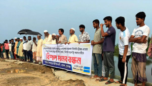 সেতুর সংযোগ সড়ক সংস্কারের দাবি