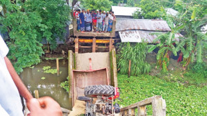 সেতু ভেঙে খালে ট্রাক, প্রাণ গেল চালকের