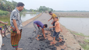 ঢালাইয়ের তিন দিন পর হাতে উঠে এলো পিচ