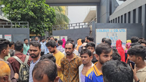 সহকর্মীর মৃত্যুর খবরে ভাঙচুর  ৫ কারখানায়