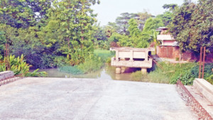 রাউজানের ফারিকুল  সেতুর দুই প্রান্তে কাঠামো দৃশ্যমান, মাঝখানে ফাঁকা