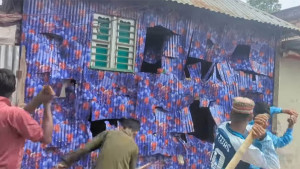 আবারও বাড়িতে  হামলা, ভাঙচুর  অগ্নিসংযোগ
