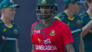 বাংলাদেশকে ১৩১ রানে আটকে রাখল অজিরা