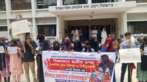 তাড়াশে শিক্ষকের বিরুদ্ধে যৌন হয়রানির অভিযোগে শিক্ষার্থীদের মানববন্ধন