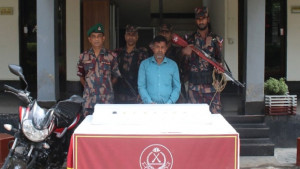 বেনাপোল সীমান্তে ২ কোটি টাকার স্বর্ণের বারসহ পাচারকারী আটক