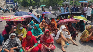 ৭ দাবিতে মহাখালী-তেজগাঁও সড়কে গার্মেন্টস শ্রমিকদের অবরোধ