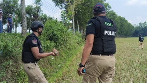 কক্সবাজারে উদ্ধার হওয়া কামানের তিন গোলা নিষ্ক্রিয়