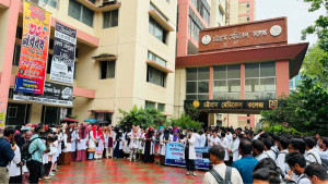 ৬ দাবিতে চমেক ইন্টার্ন চিকিৎসকদের কর্মবিরতি