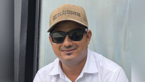 পুলিশ বক্সের ভেতর ঢুকে সাংবাদিককে পেটালো যুবক