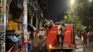 কাঁটাবনে বহুতল ভবনে আগুন, নিয়ন্ত্রণে ফায়ার সার্ভিসের ৩ ইউনিট