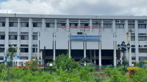 খুমেকে ইন্টার্ন চিকিৎসকদের কর্মবিরতি, ভোগান্তিতে রোগীরা
