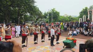 শহীদ মিনারে মুস্তাফা মনোয়ারকে গার্ড অব অনার
