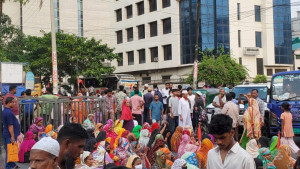 বকেয়া বেতন–ভাতার দাবিতে মহাখালীতে সড়ক অবরোধ, যানজটে দুর্ভোগ