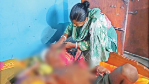 অশ্রু লুকিয়ে ছেলের চোখ মুছছেন মা