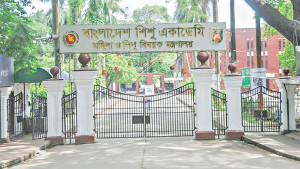 সৃজনশীল কাজের প্রতিষ্ঠানে কার নেতৃত্ব গুরুত্বপূর্ণ?