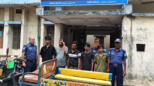 যাত্রী সেজে অটোরিকশা ছিনতাই, গ্রেপ্তার ৪