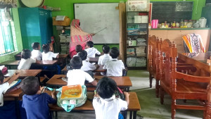 অফিস কক্ষ, বারান্দায় চলছে ক্লাস, ব্যাহত শিক্ষা কার্যক্রম