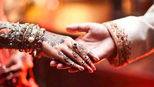 গভীর রাতে নারীর ঘরে বিএনপি নেতা, আটকের পর পিটুনি-বিয়ে