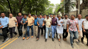 বিএনপি চেয়ারপারসনের কার্যালয়ের সামনে যুবদলের পদবঞ্চিতদের মানববন্ধন