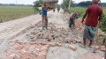 পাকা সড়ক খুঁড়ে ইটের সলিং