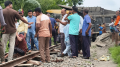 রেললাইনে ট্রাক উল্টে কুড়িগ্রামের সঙ্গে ১০ ঘণ্টা রেল যোগাযোগ বন্ধ