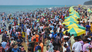 কক্সবাজার সৈকতে যতটুকু চোখ যায় পর্যটক আর পর্যটক