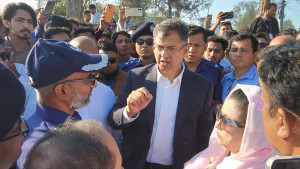কক্সবাজার সৈকতের বালিয়াড়িতে কোনো স্থাপনা থাকবে না: স্বরাষ্ট্রমন্ত্রী