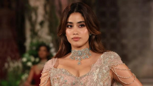 উল্টোপথে জাহ্নবী কাপুর, কটাক্ষ করলেন করণ জোহর