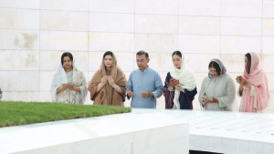 বাবা-মায়ের কবর জিয়ারত করলেন প্রধানমন্ত্রী