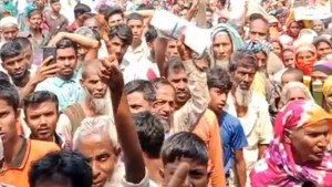 নেতা কার্ড নিয়েছেন, চাল না পেয়ে বিতরণকেন্দ্রে দুস্থদের হট্টগোল