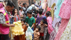 ‘পাঁচ টাকার’ ঈদের জামায় শিশুমনে খুশির ঝিলিক