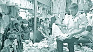 ফুটপাতের দোকান ঘুরে কেনা ‘ঈদের খুশি’