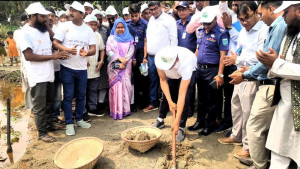 আমরা মানুষকে আর ঢাকামুখী করতে চাই না