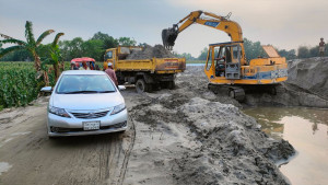 ব্রহ্মপুত্রের বালু অবৈধভাবে তুলে সড়কের ওপর রেখে বেচাকেনা