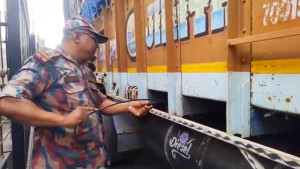 পাচার ঠেকাতে স্কেল দিয়ে মাপা হচ্ছে ট্রাকের তেল
