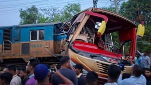 ৬ গেটম্যান, স্টেশন মাস্টার ট্রেন ও বাসচালক দায়ী